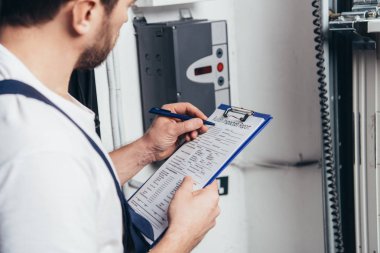 Pano'da yazma ve elektrik kutusu denetiminin erkek elektrikçi kısmi görünümü 