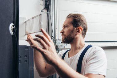 konsantre erkek sakallı tamirci elektrik kutusu denetimi 