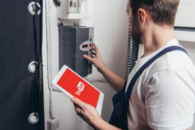 ekran youtube ile dijital tablet kullanma ve elektrik kutusu denetiminin erkek elektrikçi 