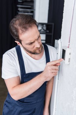 Yetişkin Erkek el işleri ustası elektrik pano kontrol odaklı 
