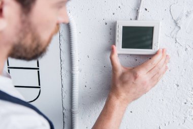 gelen erkek adamdır elektrik pano kontrol kısmi görünümü 