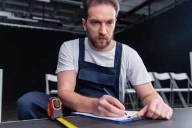 ölçümler yaparak ve içinde clipboard yazma ciddi erkek ev erkeği