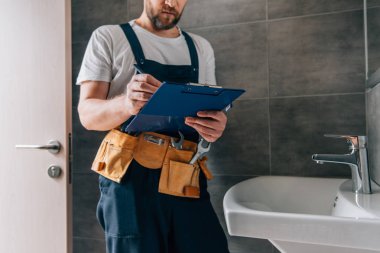 kısmi kırık lavabo banyo yakınındaki Pano yazma toolbelt erkek muslukçuyla görünümünü
