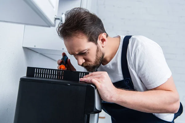 Fokuserade Handyman Arbetar Övergripande Reparera Kaffebryggare Skruvmejsel Köket — Stockfoto