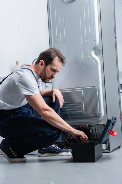 Çalışan Araç Kutusu Kırık Buzdolabı Mutfak Araçları Alarak Yakınındaki Genel — Stok fotoğraf