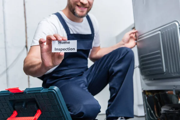 Visão Parcial Artesão Adulto Mostrando Cartão Com Lettering Inspeção Casa — Fotografia de Stock