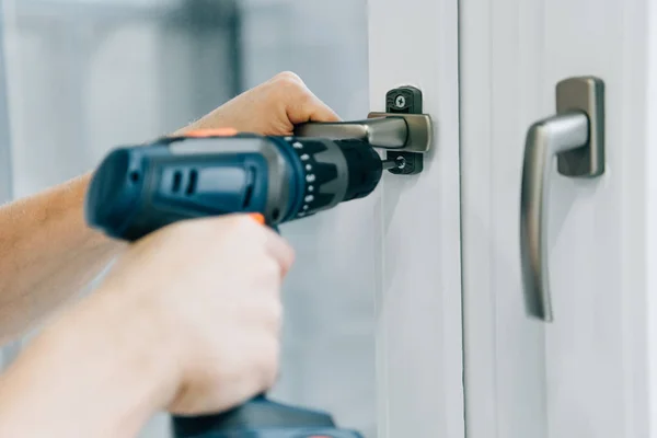 Schnappschuss Von Handwerker Der Fenstergriff Mit Elektrobohrmaschine Fixiert — Stockfoto