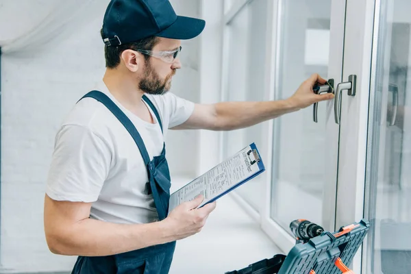 Klusjesman Bril Klembord Houden Controleren Van Vensteringang — Stockfoto