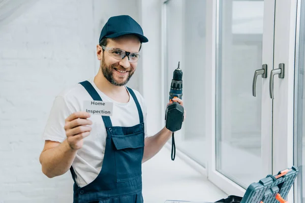 Boldog Felnőtt Férfi Iparos Gazdaság Elektromos Fúró Bemutatás Kártya Betűkkel — Stock Fotó