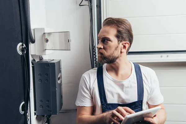 Homem Adulto Reparador Com Tablet Digital Verificando Caixa Elétrica — Fotografia de Stock