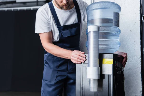 Visão Parcial Faz Tudo Verificando Refrigerador Água Quebrado — Fotografia de Stock