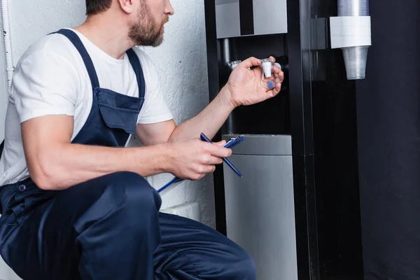 Tiro Recortado Reparador Masculino Com Prancheta Verificando Refrigerador Água Quebrado — Fotografia de Stock