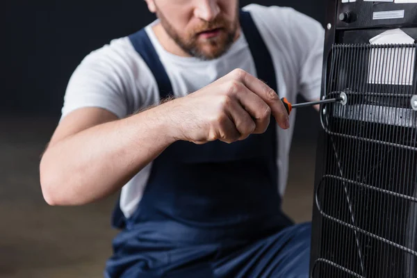 Tiro Recortado Artesão Masculino Reparando Refrigerador Água Com Chave Fenda — Fotografia de Stock