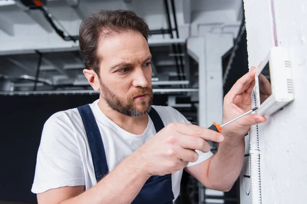 Erwachsener Männlicher Handwerker Befestigt Schalttafel Mit Schraubenzieher — Stockfoto