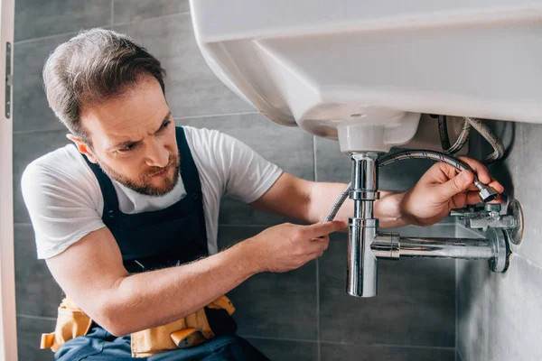 Vážný Muž Instalatér Pracovní Celkové Upevnění Dřezu Koupelně — Stock fotografie