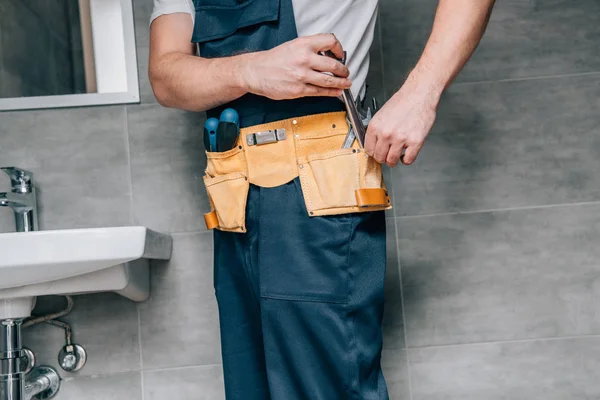 Tiro Cortado Encanador Masculino Colocando Chave Correia Ferramentas Banheiro — Fotografia de Stock