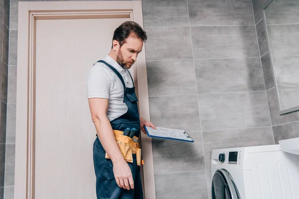 Reparateur Met Toolbelt Klembord Controle Wasmachine Badkamer — Stockfoto