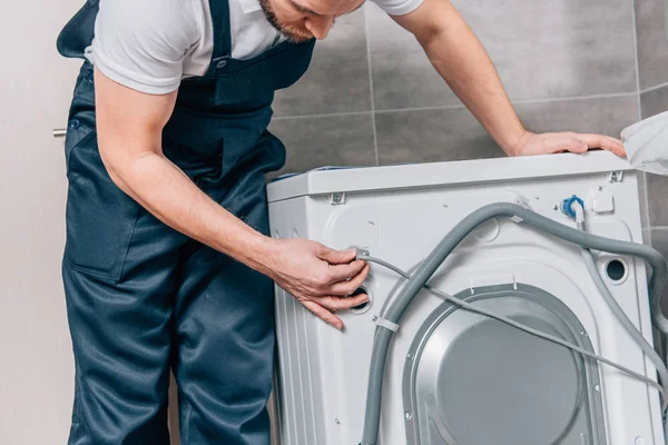 Teilansicht Eines Männlichen Heimwerkers Der Waschmaschine Badezimmer Repariert — Stockfoto