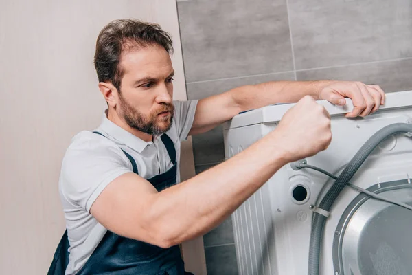 Confiante Masculino Faz Tudo Reparar Máquina Lavar Roupa Banheiro — Fotografia de Stock