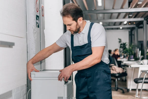 Selective Focus Male Handyman Repairing Copy Machine Modern Office — Stock Photo, Image