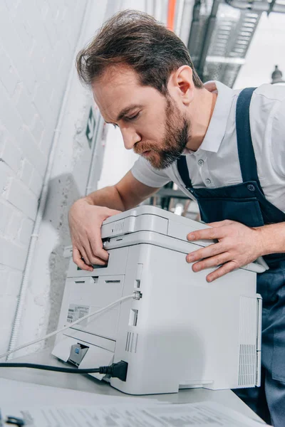 Homem Sério Handyman Reparando Máquina Cópia Escritório Moderno — Fotografia de Stock