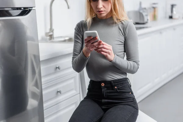 Partial View Blonde Girl Using Smartphone Kitchen — Stock Photo, Image