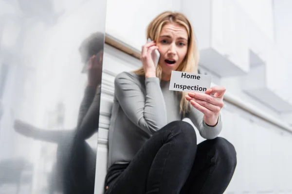 Shocked Young Woman Holding Card Lettering Home Inspection Talking Smartphone — Stock Photo, Image