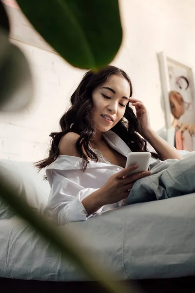 Selective Focus Beautiful Smiling Asian Girl Using Smartphone Bed — Stock Photo, Image