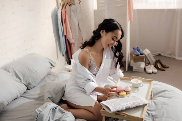 Vista Ángulo Alto Atractiva Joven Sonriente Sosteniendo Galleta Macaron Mientras — Foto de Stock