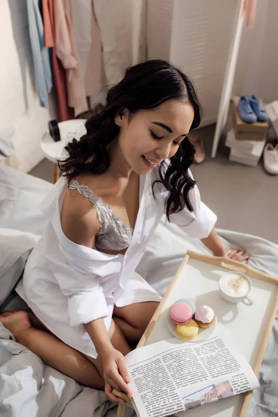 Alto Ángulo Vista Hermosa Sonriente Chica Asiática Mirando Bandeja Con — Foto de Stock