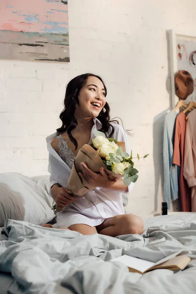 Όμορφη Happy Νεαρή Γυναίκα Ασίας Λευκό Πουκάμισο Κάθεται Στο Κρεβάτι — Φωτογραφία Αρχείου