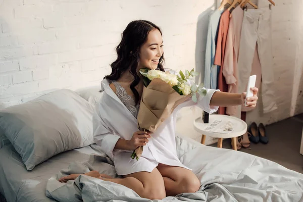 꽃다발과 스마트폰으로 Selfie 침실에 아시아 여자의 — 스톡 사진