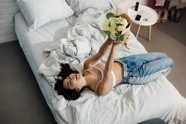 Wysoki Kąt Widzenia Piękny Szczęśliwy Dziewczyna Azjatyckich Leżąc Łóżku Trzymając — Zdjęcie stockowe