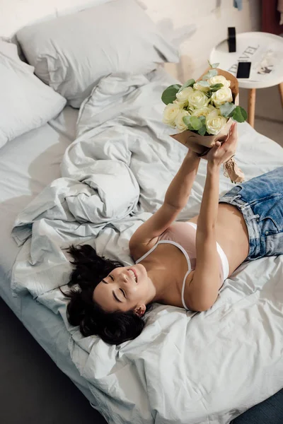 Wysoki Kąt Widzenia Szczęśliwy Dziewczyna Azjatyckich Leżąc Łóżku Trzymając Bukiet — Zdjęcie stockowe