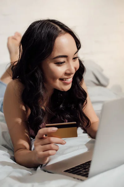 Beautiful Smiling Girl Lying Bed Shopping Online Laptop Credit Card — Stock Photo, Image