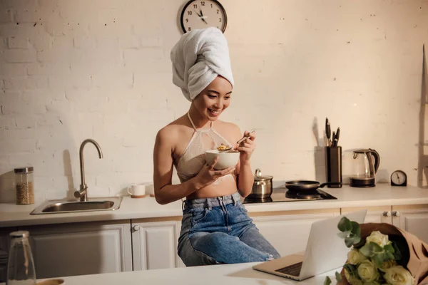 Piękny Szczęśliwy Dziewczyna Azjatyckich Bralette Koronki Ręcznik Głowie Jedzenia Śniadanie — Zdjęcie stockowe