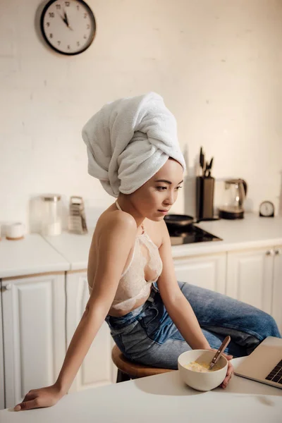 Koncentruje Się Dziewczyna Azjatyckich Ręcznikiem Głowie Pomocą Laptopa Podczas Śniadania — Zdjęcie stockowe