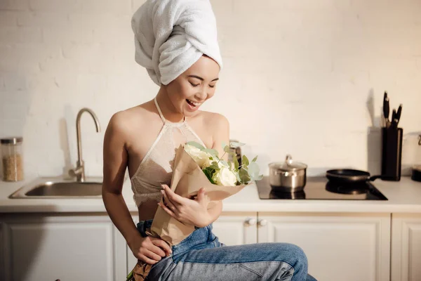 Sorprendida Chica Asiática Feliz Con Toalla Cabeza Sosteniendo Ramo Flores — Foto de Stock