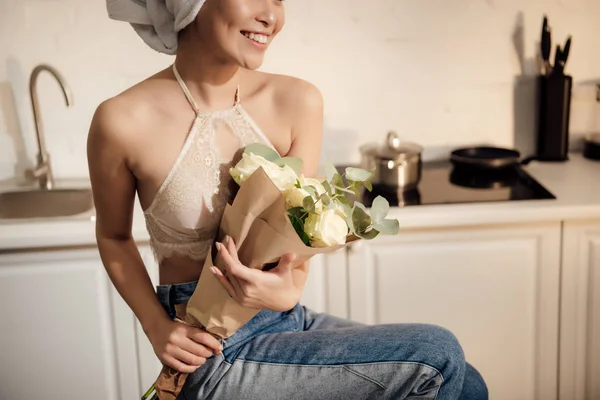 Cropped Shot Surprised Girl Towel Head Holding Bouquet White Roses — Stock Photo, Image