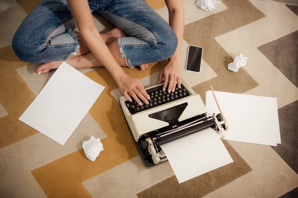 Cropped Shot Young Barefoot Woman Sitting Floor Using Typing Machine — Stock Photo, Image