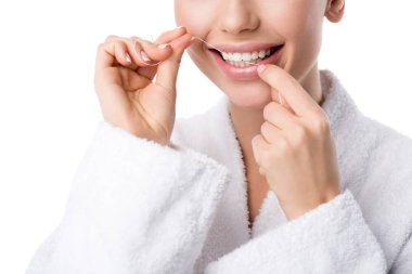 Kırpılan görünümü üzerinde beyaz izole dişler diş ipi beyaz bornoz içinde kadın