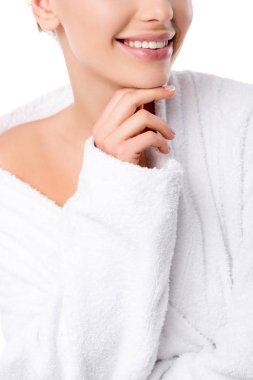 Kırpılan görünümü üzerinde beyaz izole çene dokunmadan bornoz içinde kadın