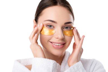 beyaz izole kamera bakarak altın göz yamalar ile gülümseyen güzel kadın