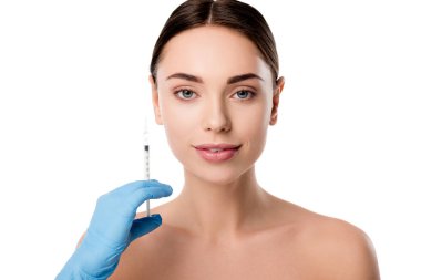 Lateks eldiven üzerinde beyaz izole gülümseyen kadın güzellik enjeksiyon verilmesi için şırınga tutarak doktor