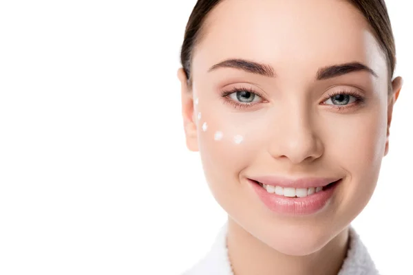 Hermosa Mujer Sonriente Con Crema Para Los Ojos Cara Mirando —  Fotos de Stock