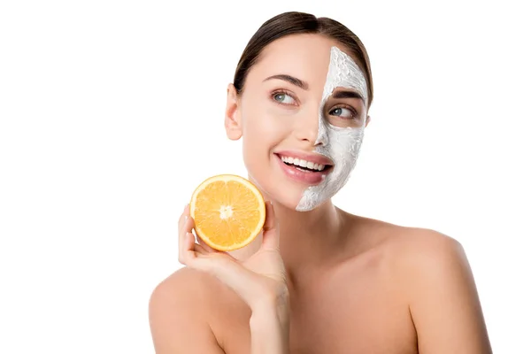 Schöne Glückliche Frau Mit Gesichtspflegemaske Die Orange Isoliert Auf Weiß — Stockfoto