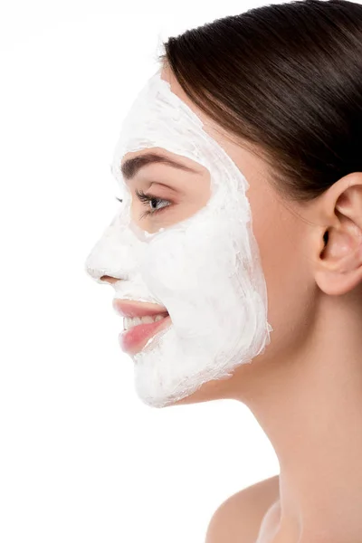 Wanita Tersenyum Dengan Masker Perawatan Kulit Wajah Terisolasi Pada Putih — Stok Foto
