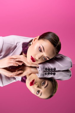 formal giyim pink izole Ayna yansıtan büyüleyici kadın