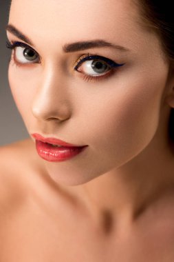 kameraya bakarak göz alıcı makyaj ile güzel kadının seçici odak