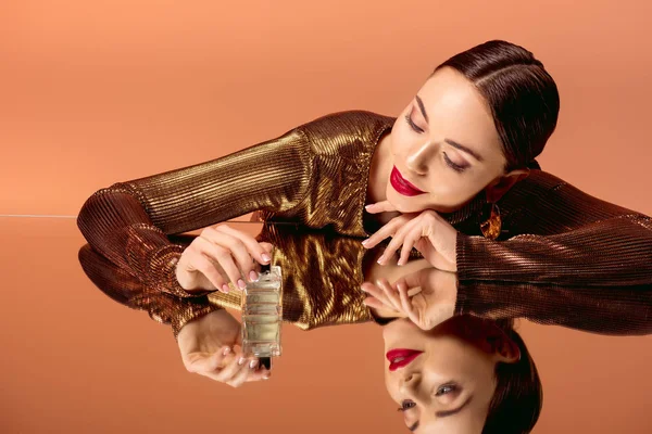 Hermosa Mujer Sonriente Ropa Dorada Con Maquillaje Glamoroso Botella Perfume — Foto de Stock